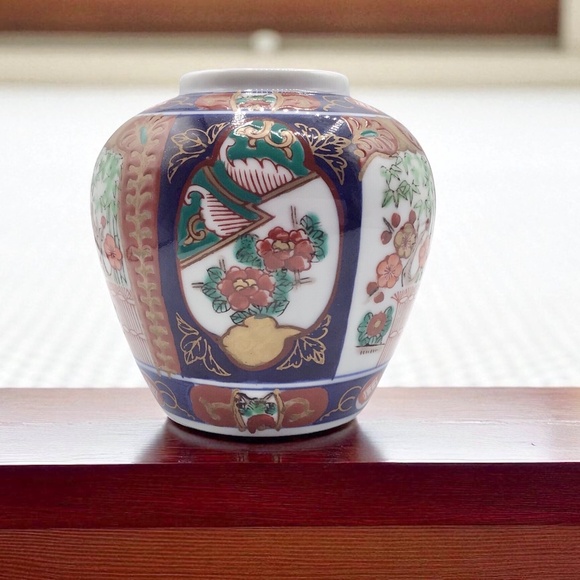 Small Vintage Imari Vase: Hand-Painted Japanese Porcelain, Floral Design - Picture 1 of 15